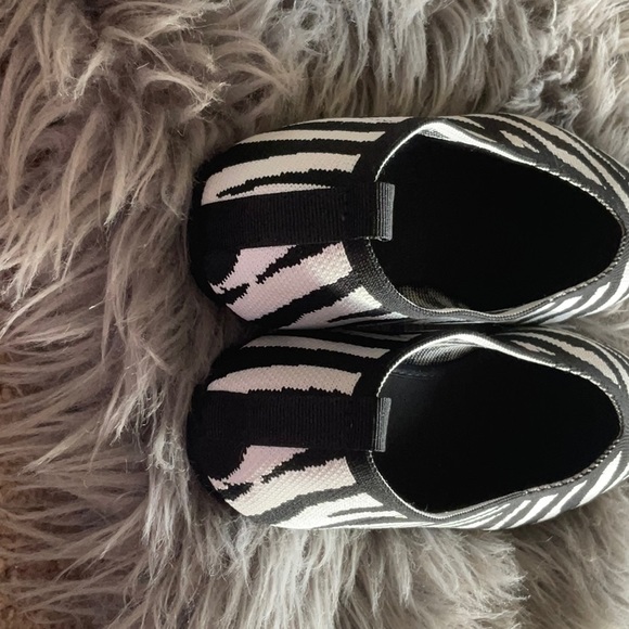 Pointy toe animal print  shoes 8 slip ons. NWOT - Picture 6 of 8